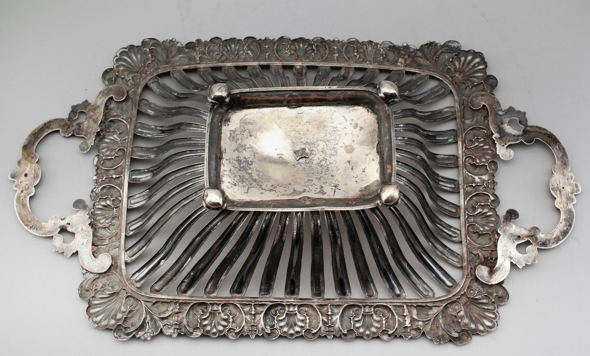 BRÖDKORG, silverplåt, 1800-talets  första hälft. Vikt ca 434 gram.