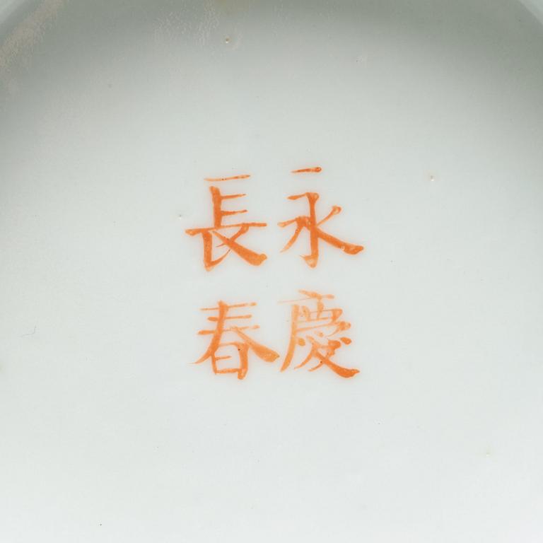 A yellow glazed grisaille bowl and spoon, Qing dynasty, Guangxu period (1875-1908).