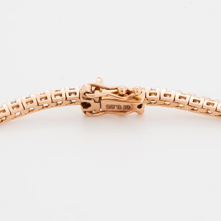 An 18K gold tennisbracelet set with round brilliant-cut diamonds.