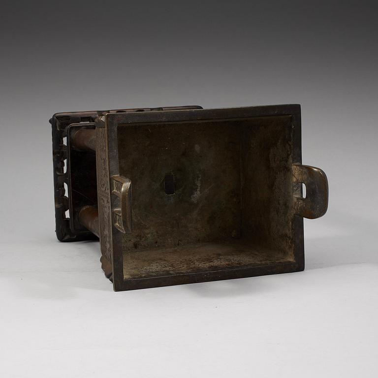 A large bornze censer, Qing dynasty with inscription.