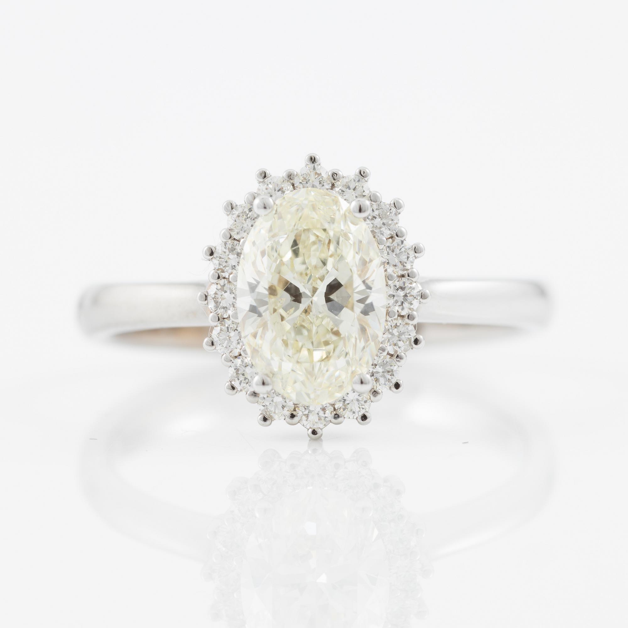 Ring 18K white gold set with an oval brilliant-cut diamond, accompanied by a GIA report.