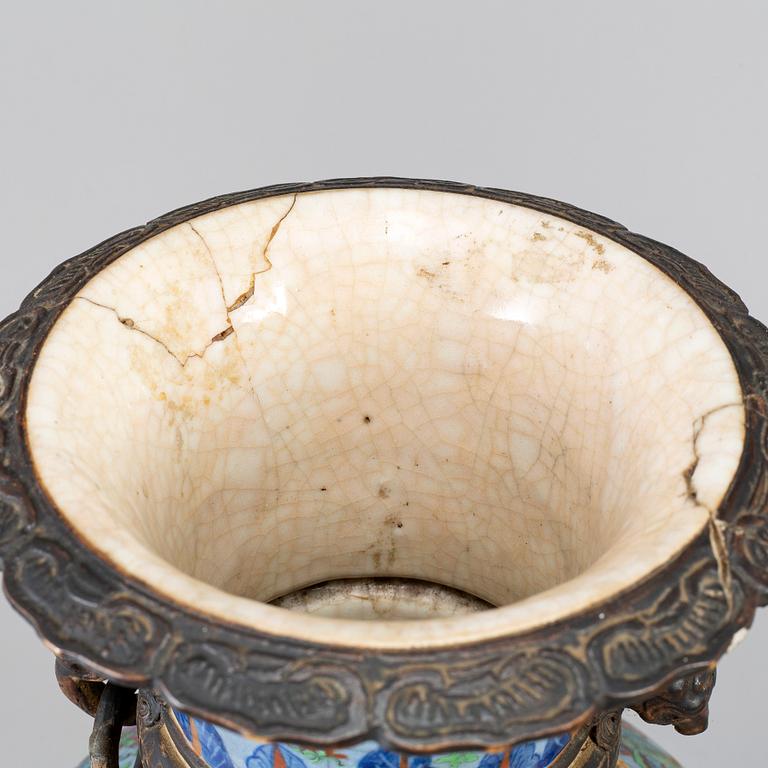 A Chinese ge glazed vase, early 20th century.