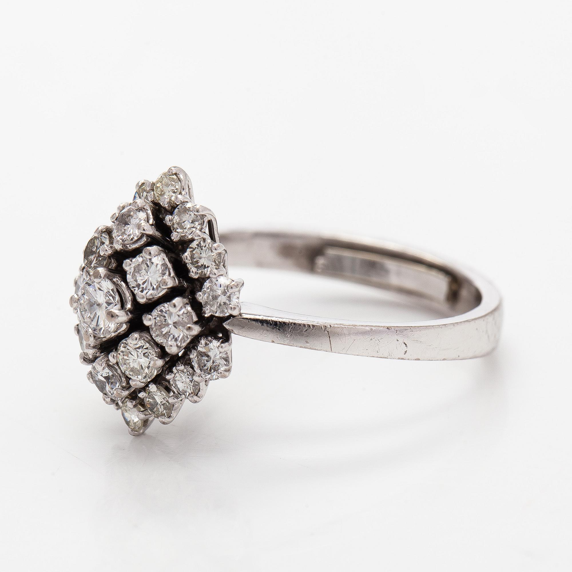 Ring, briljantslipade diamanter, platina.