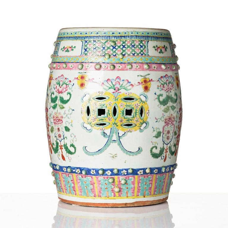 A famille rose garden seat, Qing dynasty, 19th century.