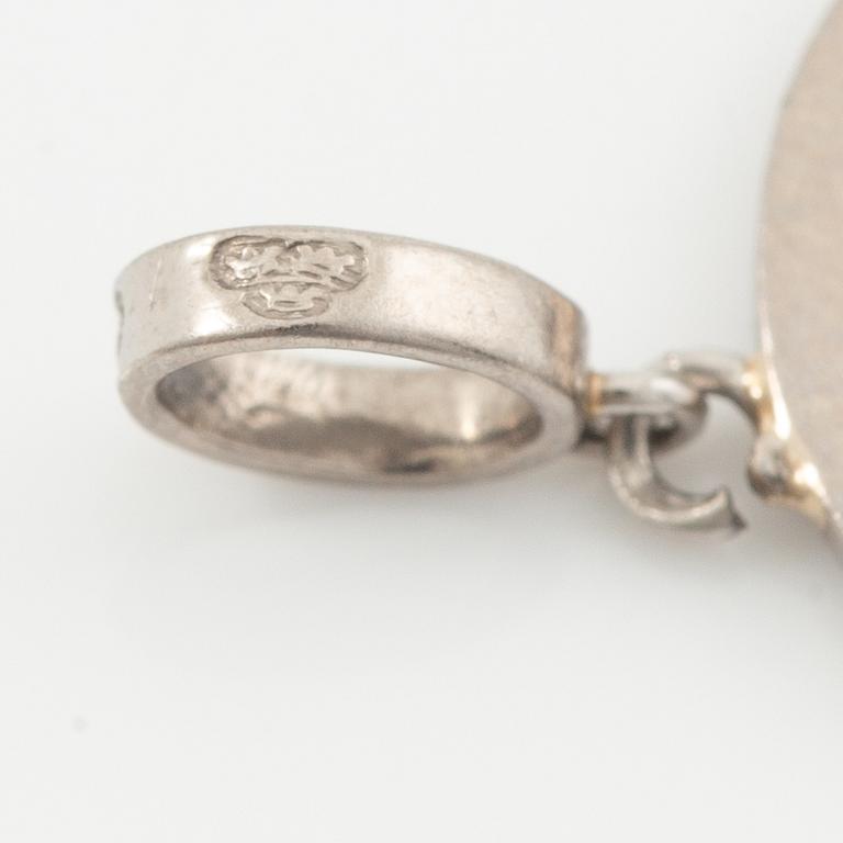 Two pendants in 18K gold and white gold.