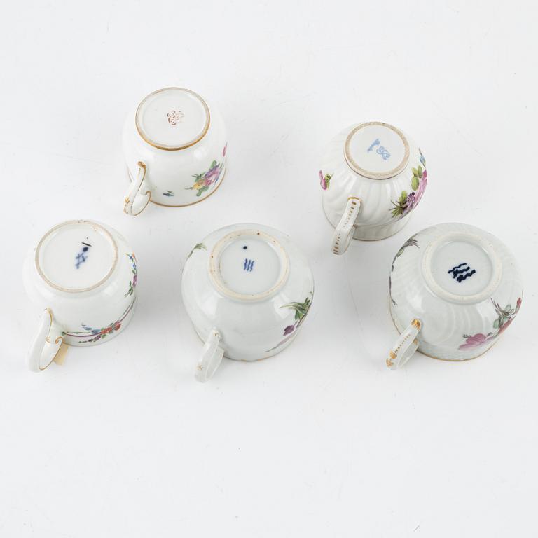 Two dinner plates and 11 custard cups with covers, 18th/20th Century.