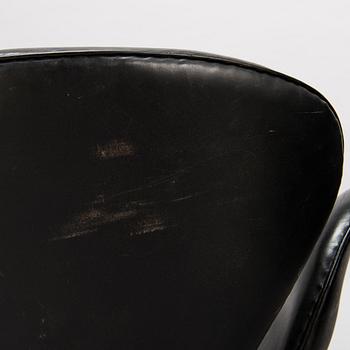 ARNE JACOBSEN, a pair of 1960s 'Swan' armchairs for Fritz Hansen.