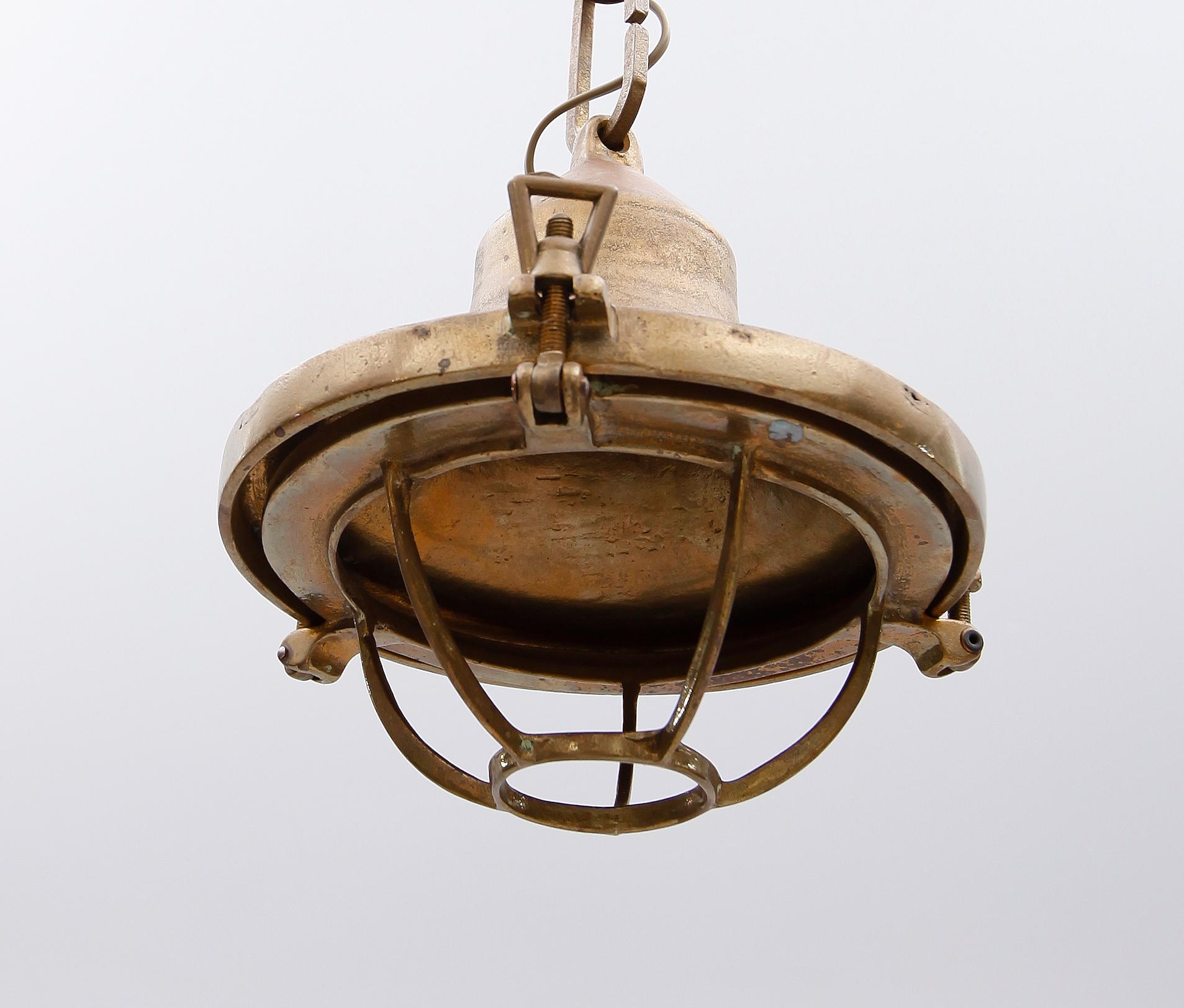 SKEPPSLAMPOR, 2 st, taklampa och vägglampa, 1900-talets första hälft. Höjd ca 25 cm.