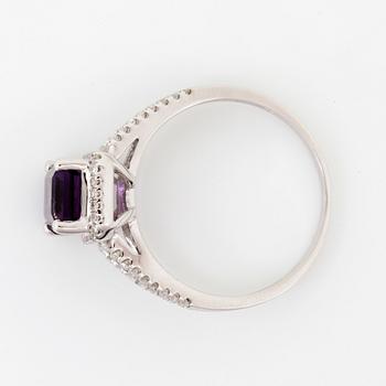RING, 14K vitguld med ametist ca 8x6 mm och diamanter tot 0,25 ct. Vikt 2 gram.
