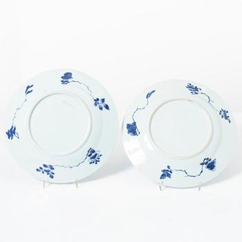A pair of Chinese blue and white porcelain plates, Qing dynasty, Kangxi (1662-1722).