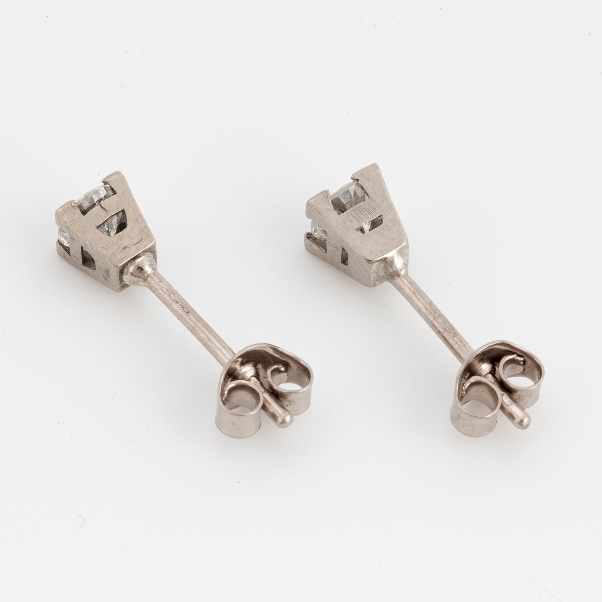 Brilliant-cut diamon stud earrings.