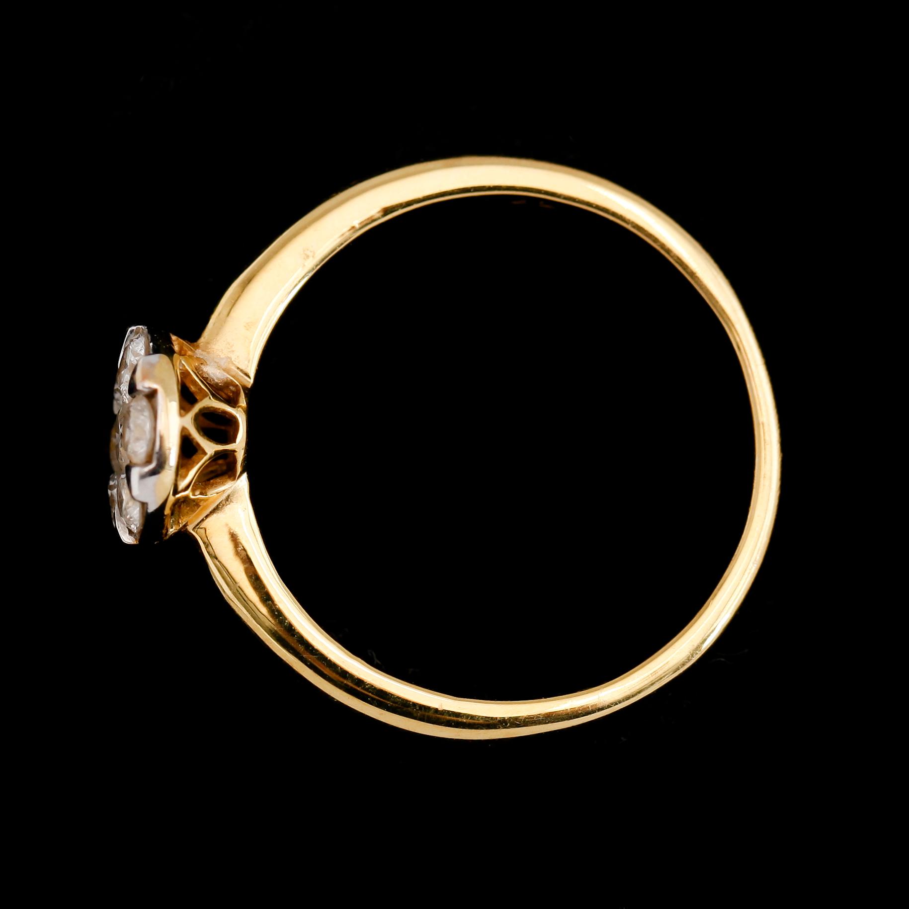 RING, 18K guld och vitguld, briljantslipade diamanter. Vikt ca 3 g.