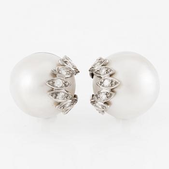 Earrings, a pair, mabé pearls and brilliant-cut diamonds.