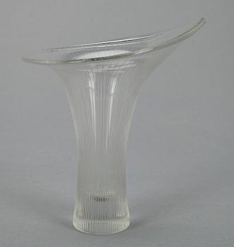 VAS, linjeslipat glas, "Kantarell", sign. Tapio Wirkkala. 1950-tal.