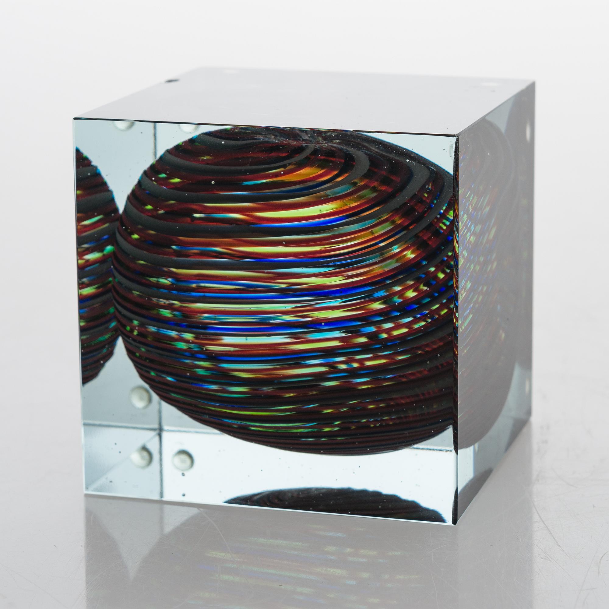 OIVA TOIKKA, A special glass cube, signed Oiva Toikka Nuutajärvi Notsjö -05.