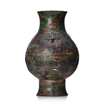 922. An archaistic bronze jar, Hu, Ming dynasty or older.