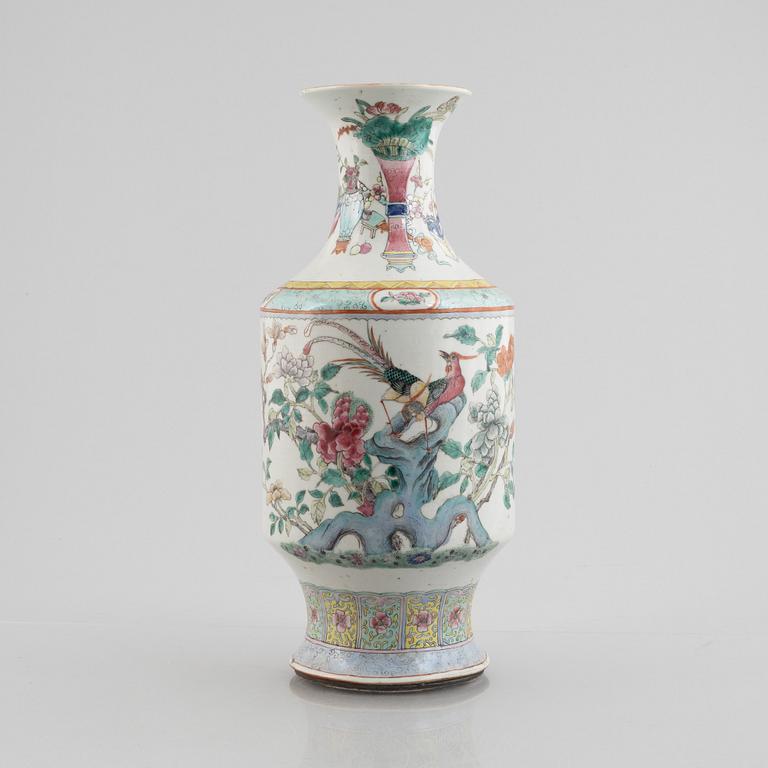 A porcelain urn, China, late Qing dynasty, around 1900.
