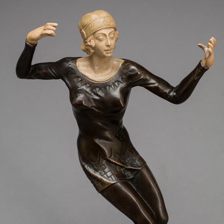 AN ART DECO BRONZE SCULPTURE.