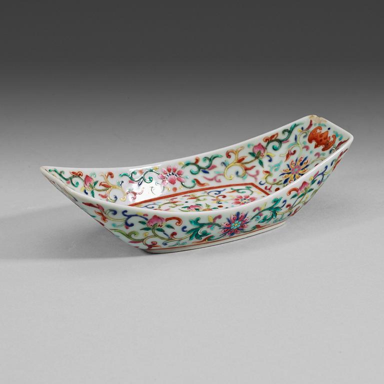 A porcelain tea boat, Qing dynasty, Jiaqing mark and period (1796-1820).