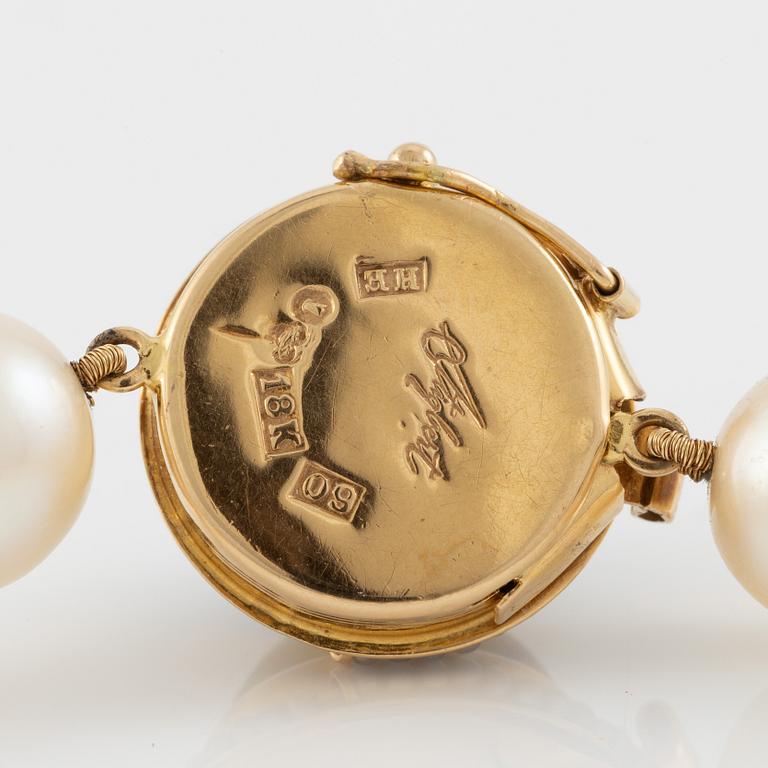 Atelier Stigbert, necklace of cultured pearls and clasp 18K gold with cabochon-cut green tourmaline.