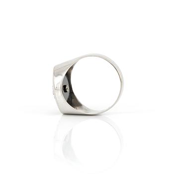 RING, 18K vitguld med sannolikt onyx. Total vikt ca 7,94 g.