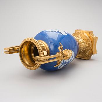 URN, gilt bronze and Chinese porcelain, ca 1850-70.