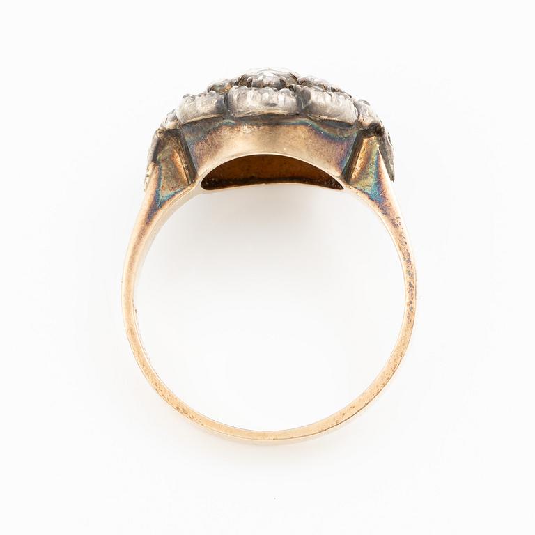 Ring, 18K guld och silver med rosenslipade diamanter, delvis omkring sekelskiftet 1900.