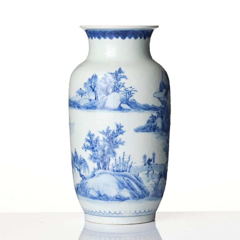 A blue and white 'landscape' vase, Qing dynasty, 19th century.