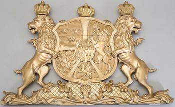 DEKORDEL MED SVERIGES RIKSVAPEN, trä, gips, sent 1800-tal.