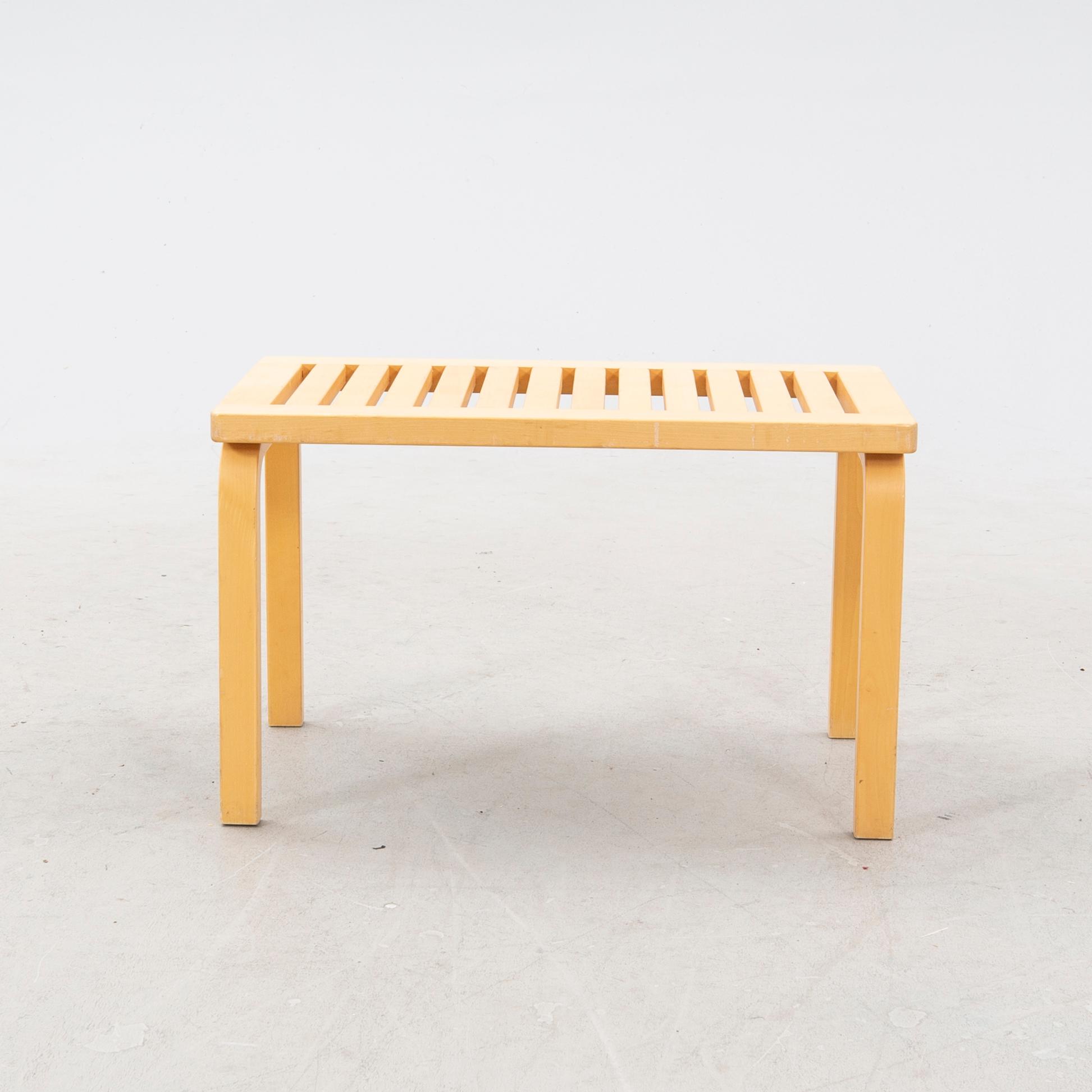 Alvar Aalto, bänk, modell 153B, Artek, Finland.