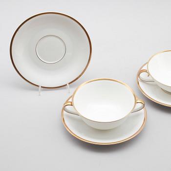 BULJONGKOPPAR MED FAT, 18 st snarlika (10+8), porslin, Tirschenreuth och Arabia, 1900-talets mitt.