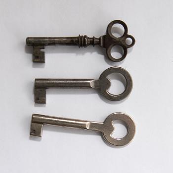 Kolonnskåp troligen Danmark 1800-talets mitt.