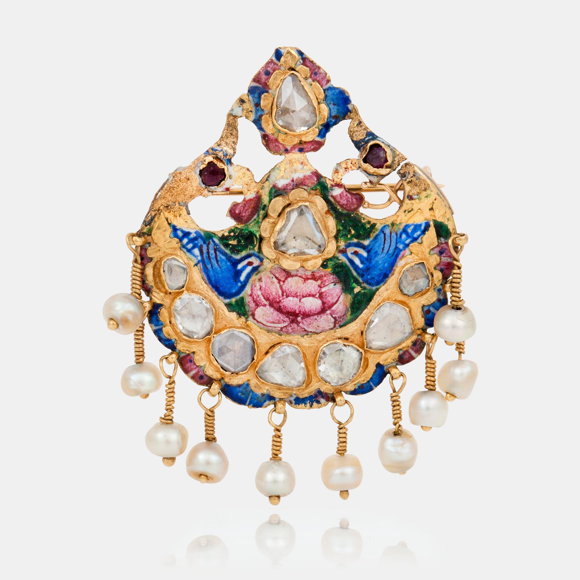 HÄNGE/BROSCH med emalj, rubiner rosenslipade diamanter samt troligen äkta pärlor.
