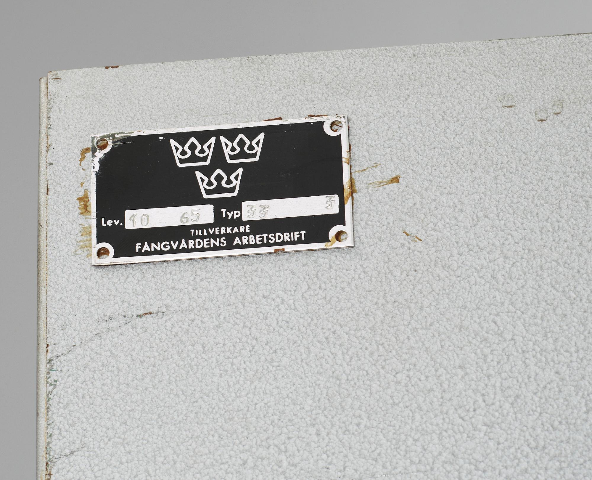 INDUSTRIKLÄDSKÅP, 1900-talets mitt/andra hälft.