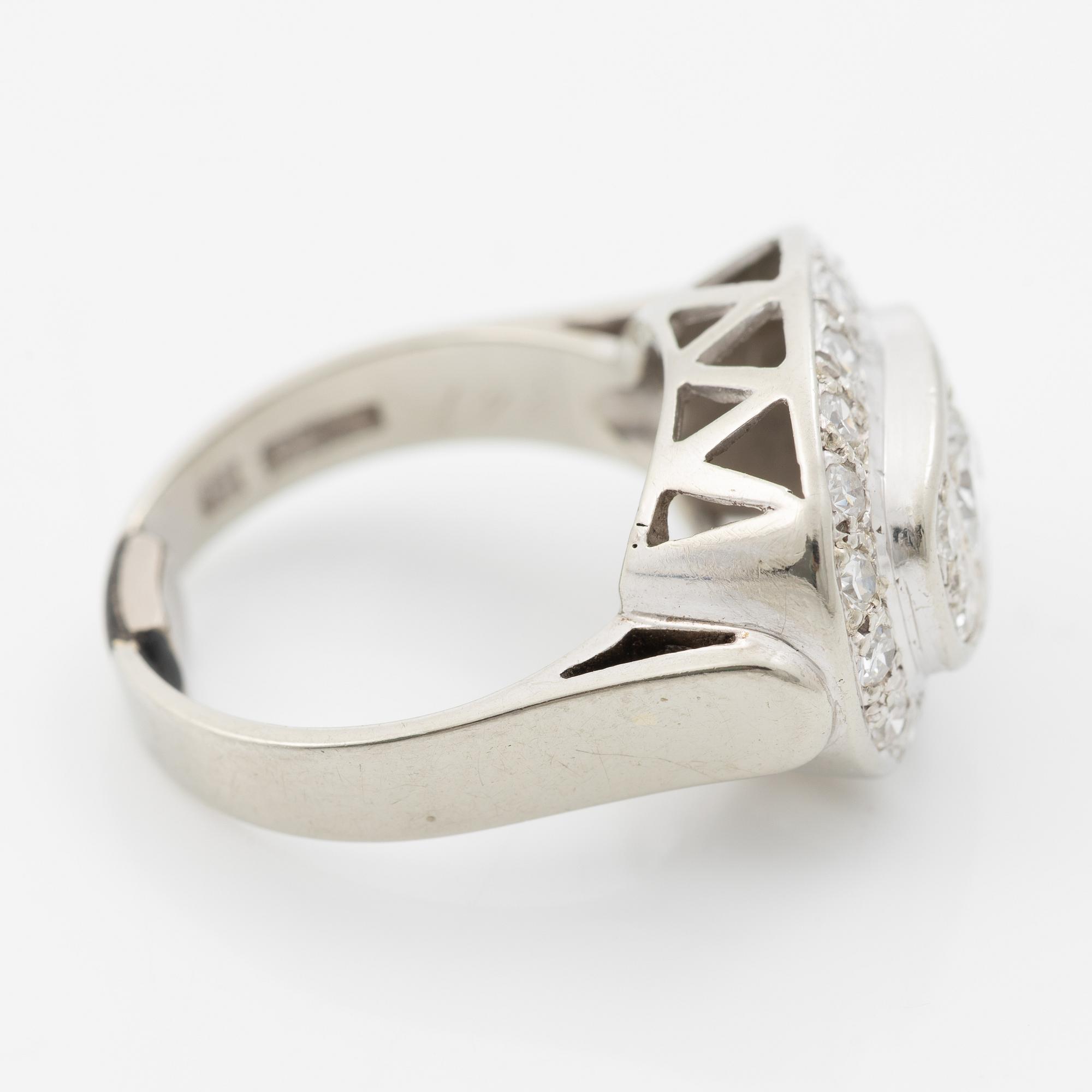 Oval-shaped 18K white gold ring with a brilliant-cut diamond and octagonal-cut diamonds.