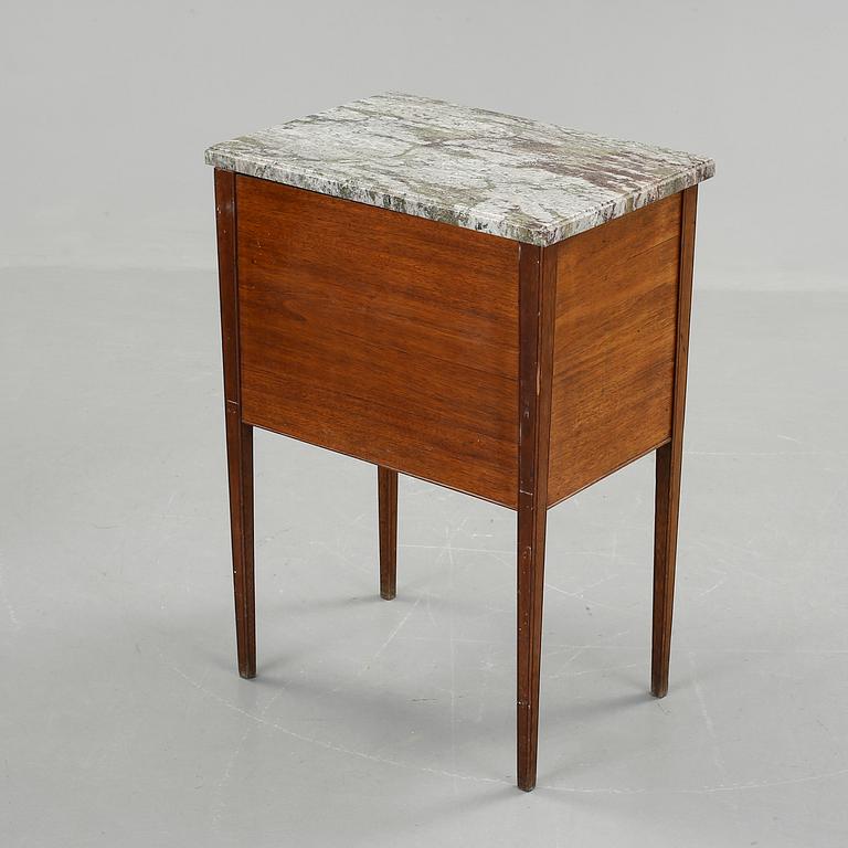 POTTSKÅP, sengustavianskt, 1800-talets första hälft.