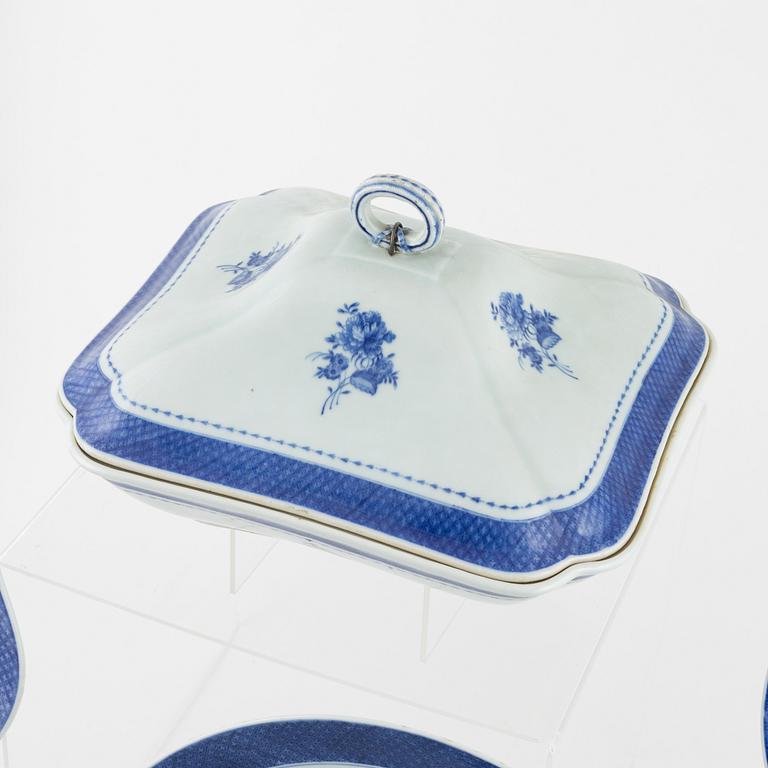 A group och Chinese Export ware, Qing dynasty, circa 1800. (22 pieces).