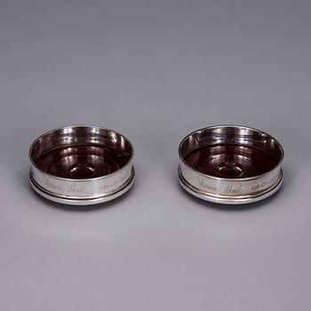 COASTERS, ett par, sterlingsilver, R. Carr Ltd, Sheffield 2000.