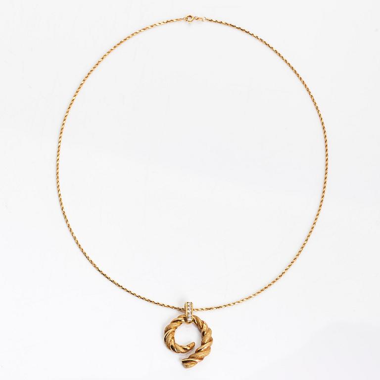 An 18K gold and diamond pendant with chain.