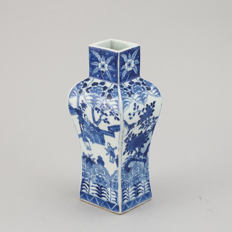 A blue and white squared vase, Qing dynasty, late 19th/early 20th century.