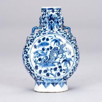 PILGRIMSFLASKA, porslin, Kina, 1800-talets början.