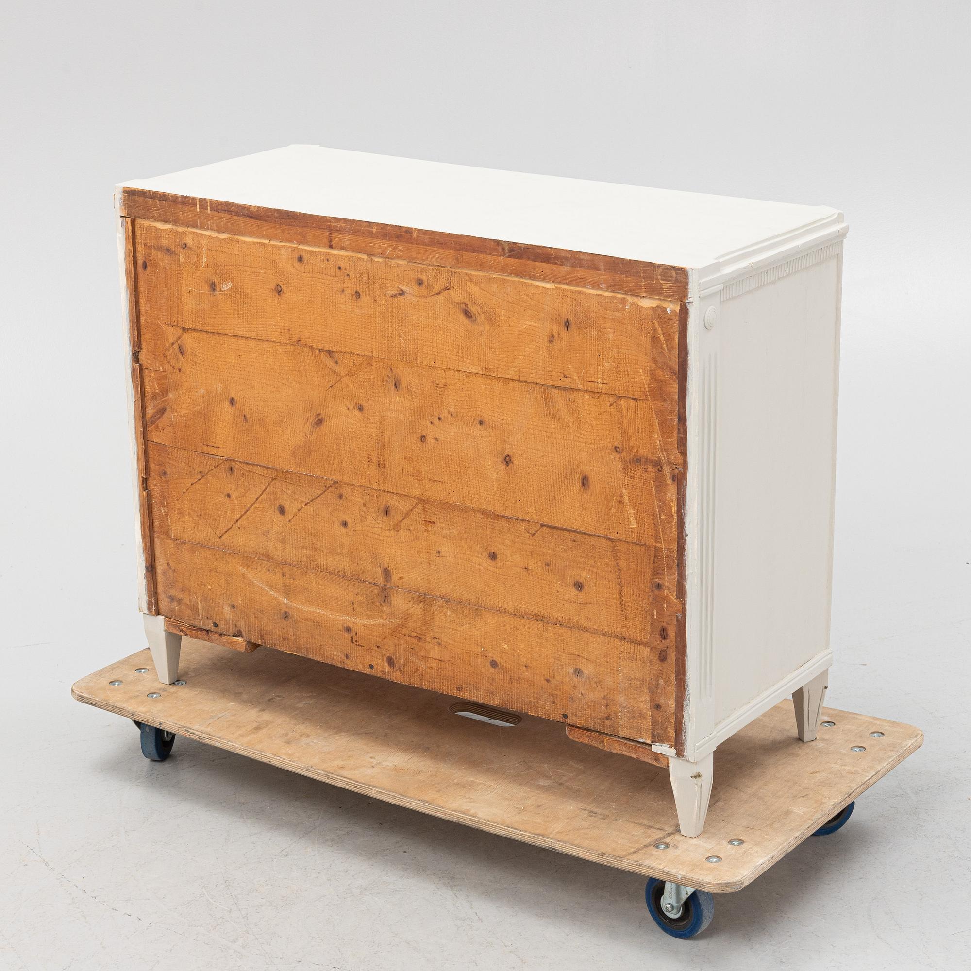 Byrå, gustaviansk stil, 1900-talets första hälft.