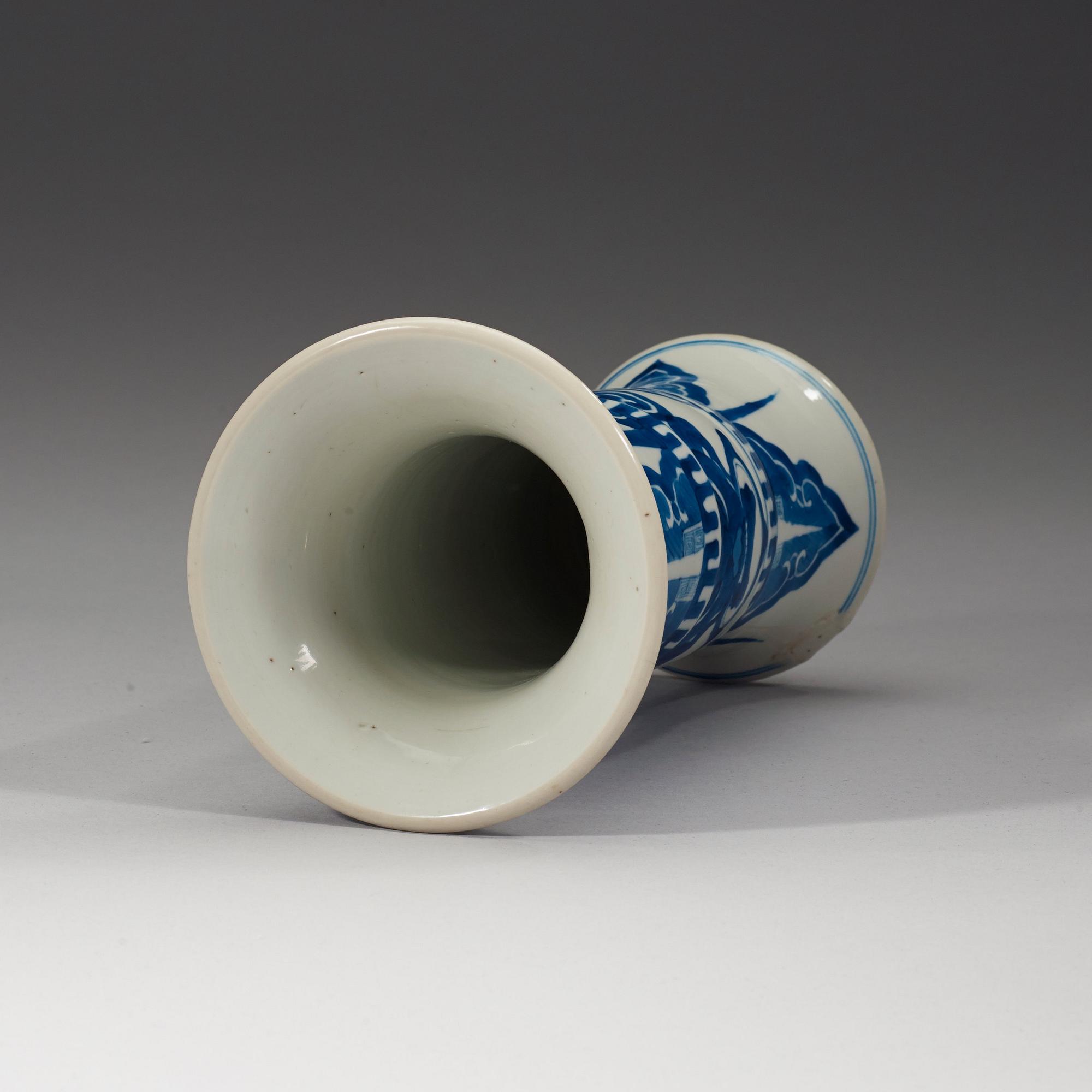 A blue and white vase, Qing dynasty, Kangxi (1662-1722).