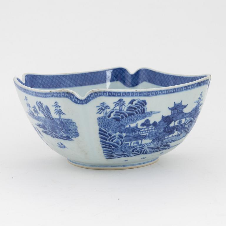 A Chinese blue and white porcelain bowl, Qing dynasty, 19th Century.