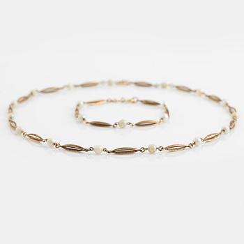 Bracelet and necklace, low fineness gold and pearls.