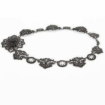 Collier, "eisengold", svärtat gjutjärn, nygotik, 1800-tal.