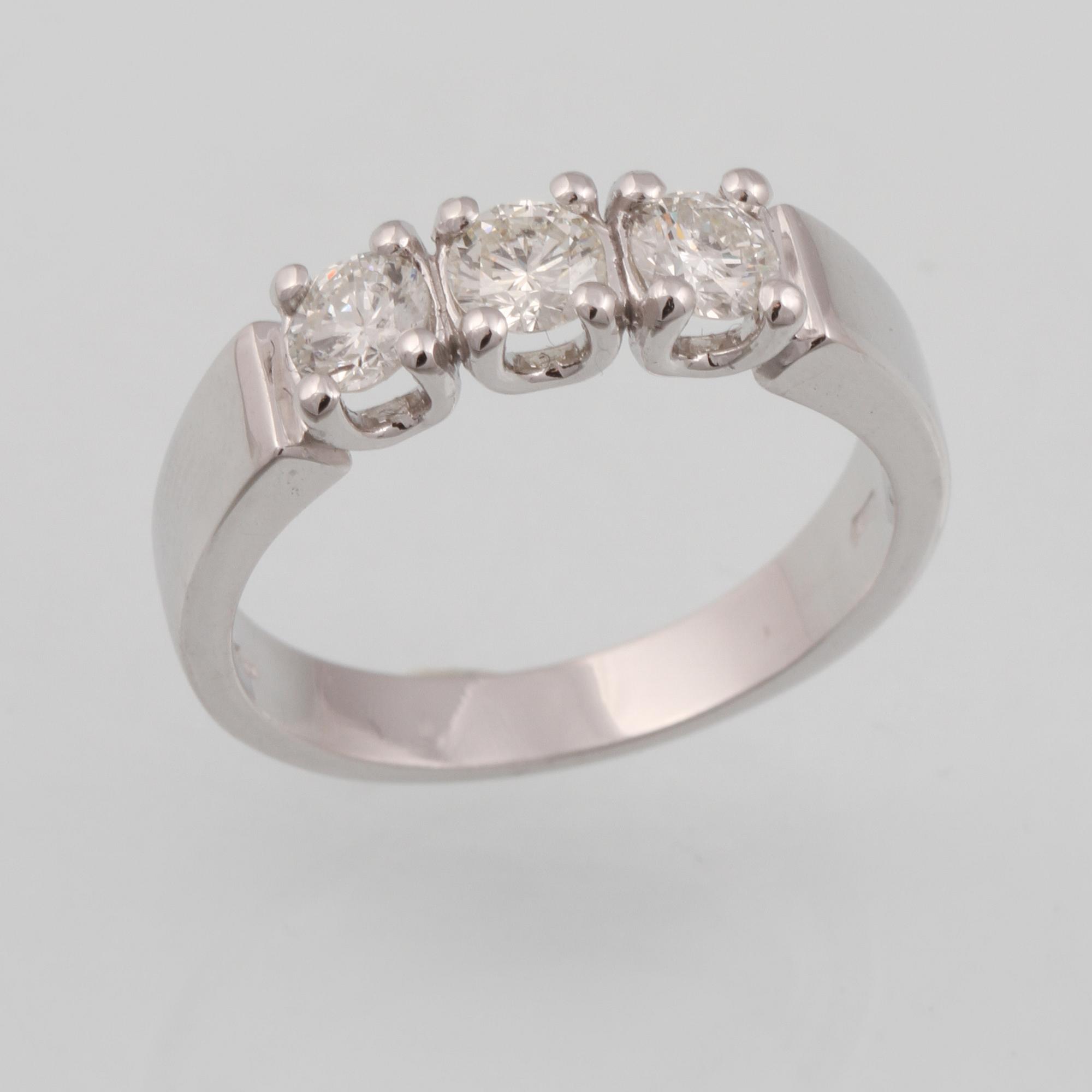 RING, 18K vitguld med 3 briljantslipade diamanter ca 0.68 ct, Milano, Italien. Vikt 4,5 gram.