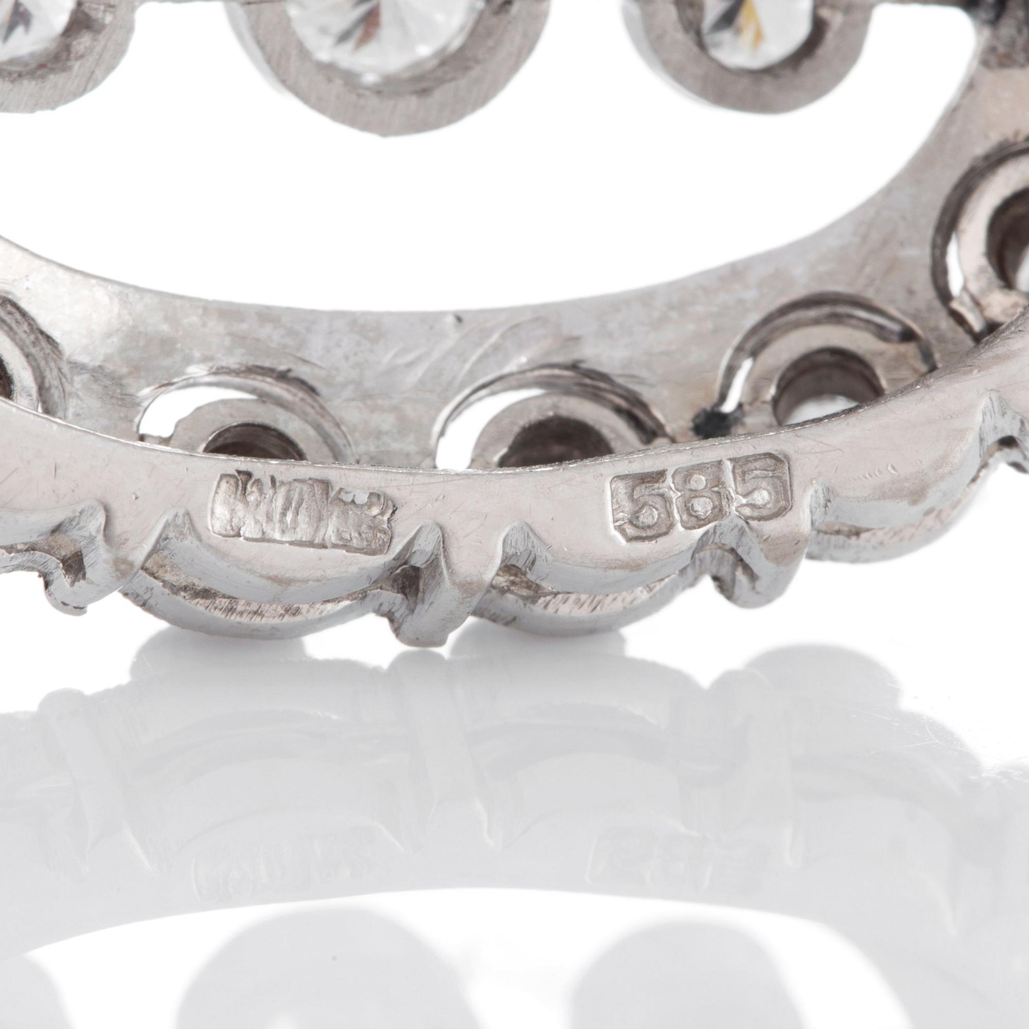 Brosch med runda briljantslipade diamanter total vikt ca 1.35 ct.
