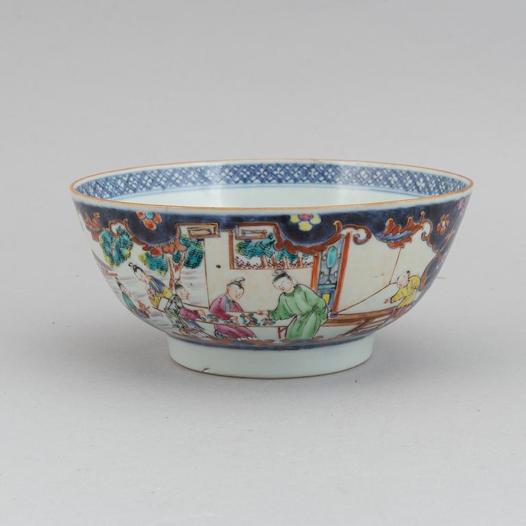 A famille rose bowl in the 'Mandarin palette', Qing dynasty, Qianlong (1736-1795).