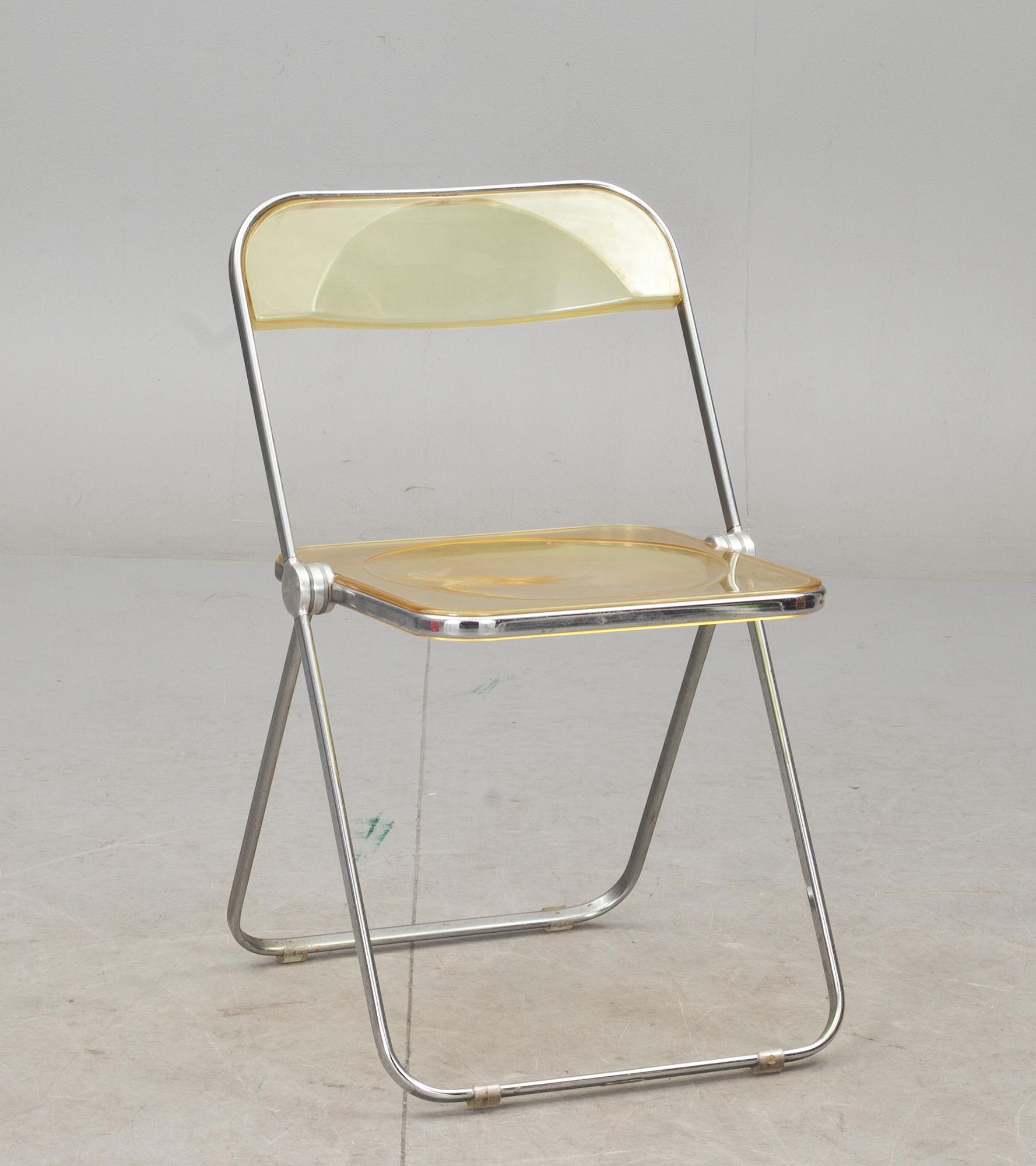 SOLSTOL, plexiglas, 1980-tal och FÄLLSTOL, "Plia", Giancarlo Piretti för Castelli, 1960-talets slut.